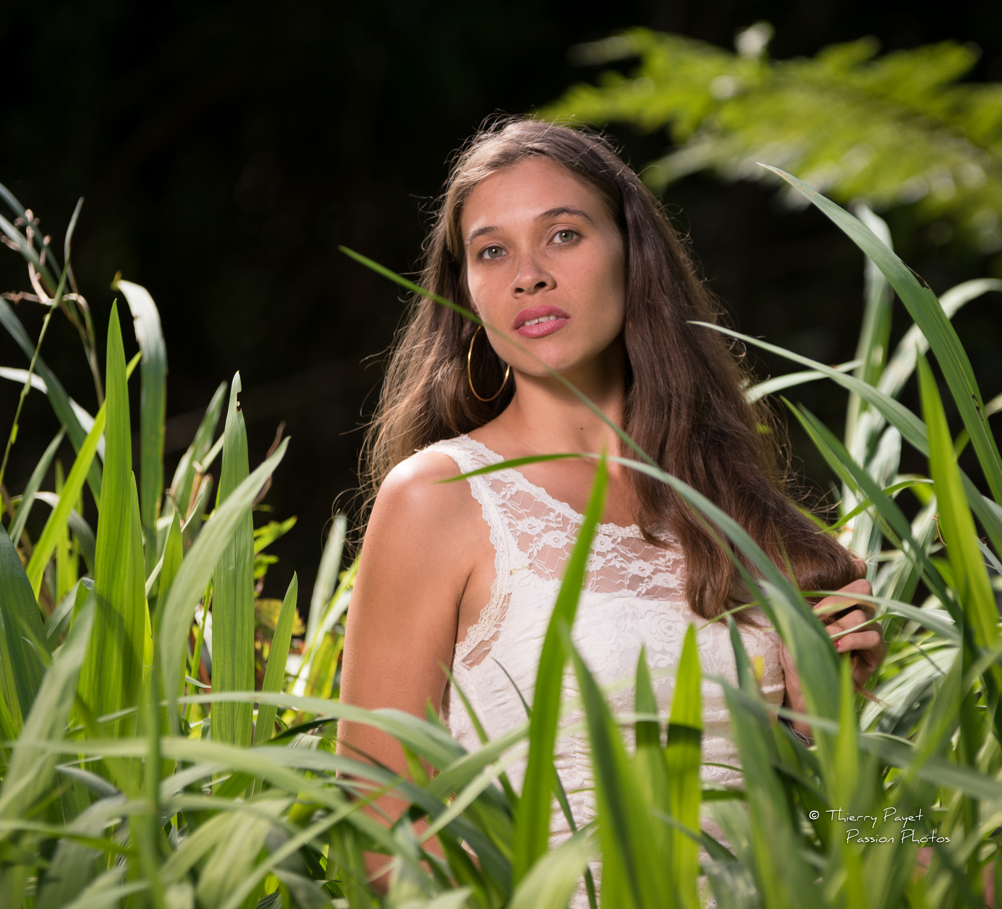 Sony ILCA-77M2 + 70-200mm F2.8 sample photo. Julie en forêt photography