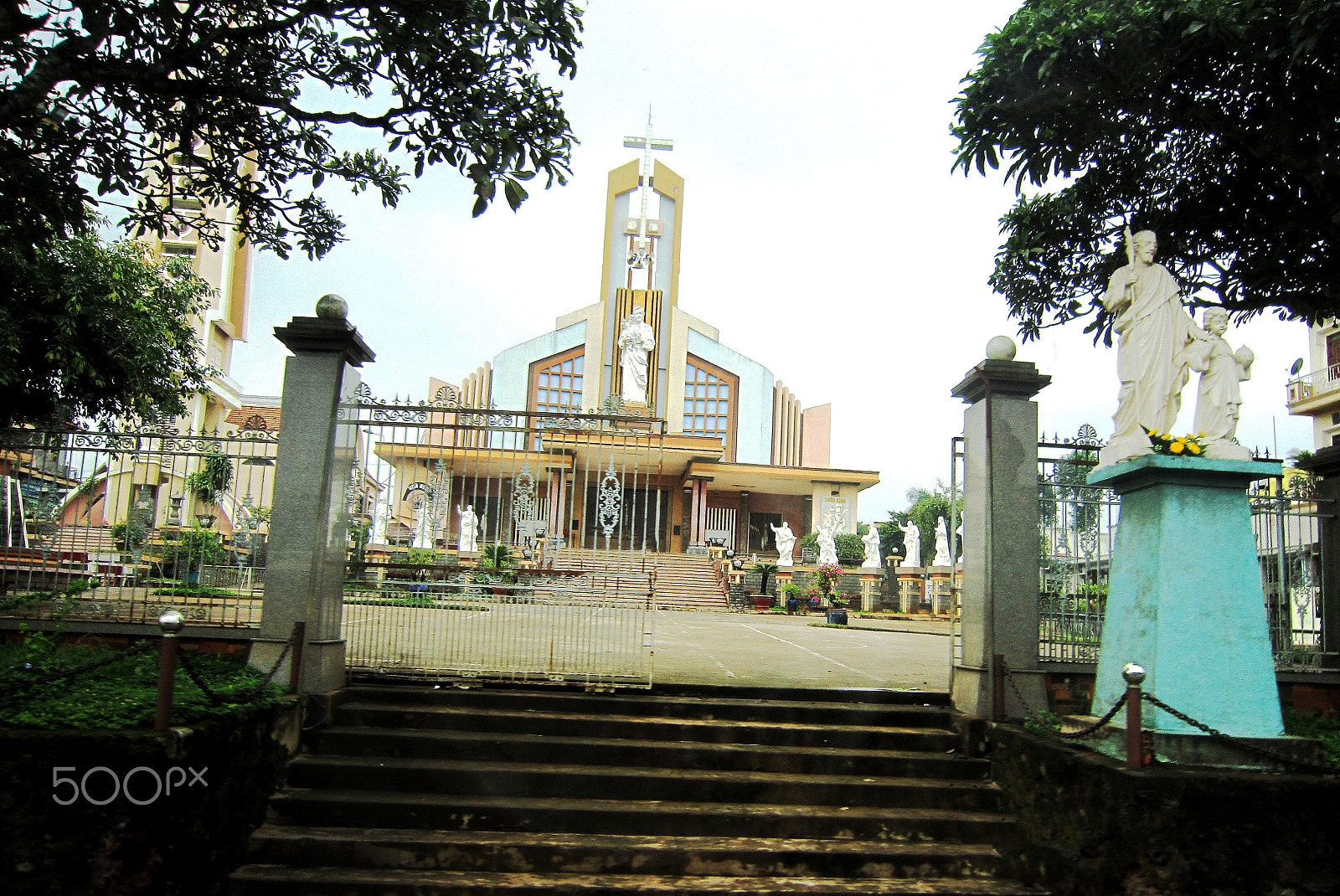 Canon PowerShot SD3500 IS (IXUS 210 / IXY 10S) sample photo. Church in small town photography