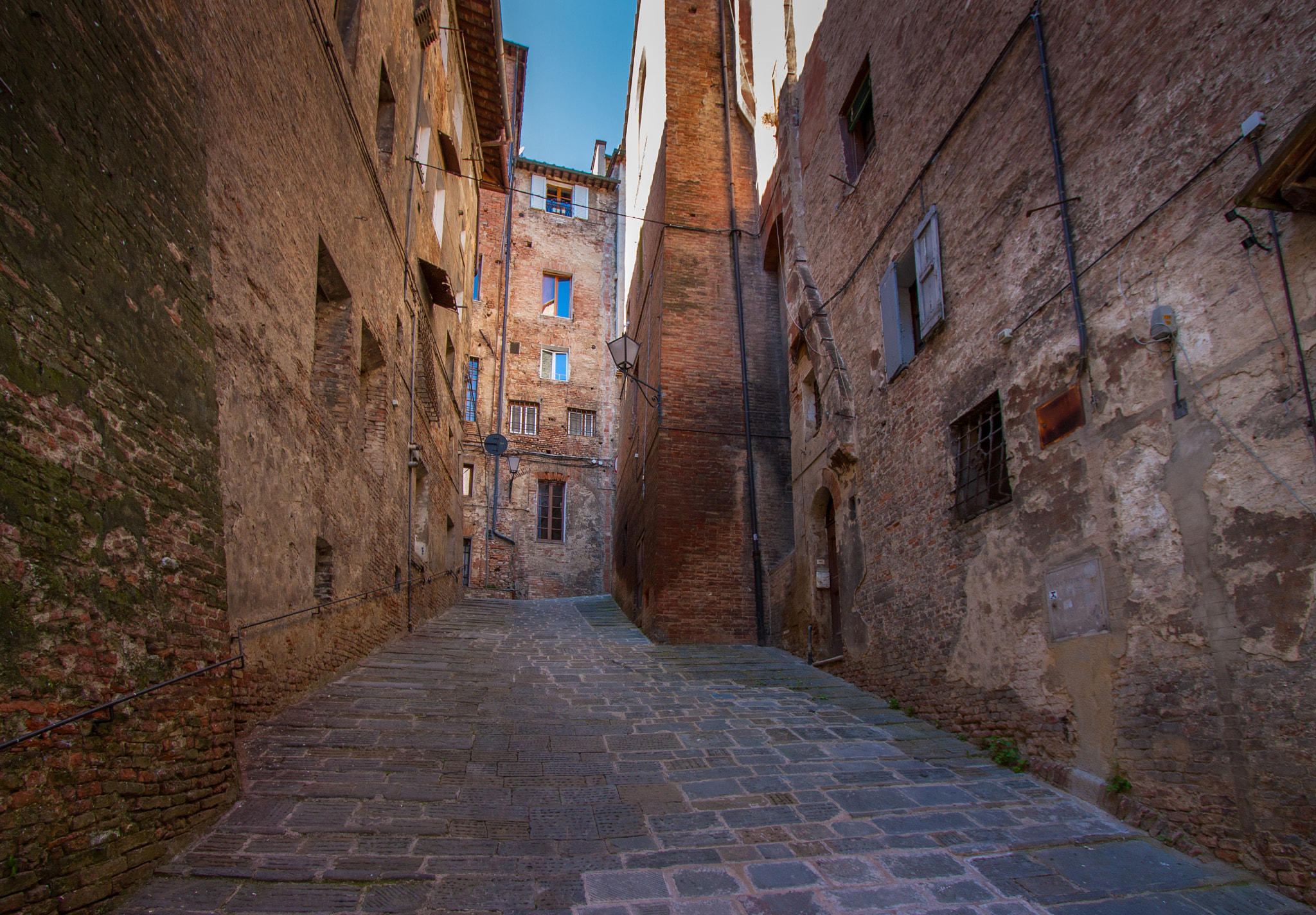 Canon EOS 450D (EOS Rebel XSi / EOS Kiss X2) sample photo. Street in siena, italy. photography