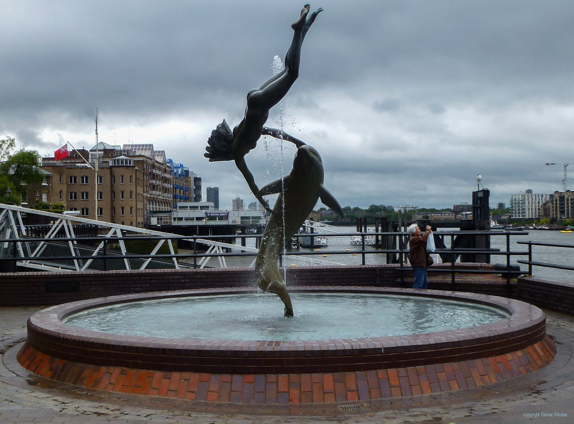 Leica V-Lux 30 / Panasonic Lumix DMC-TZ22 sample photo. Acrobatics fountain photography