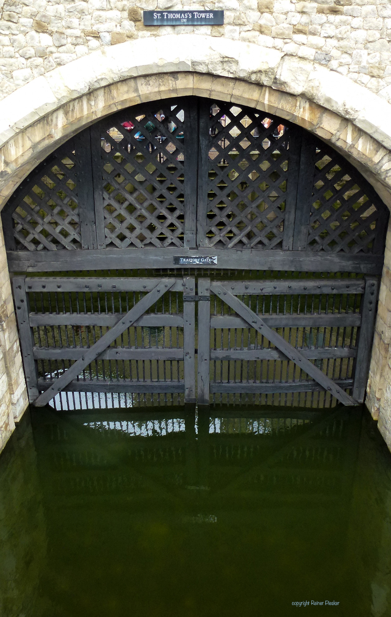 Leica V-Lux 30 / Panasonic Lumix DMC-TZ22 sample photo. Traitors' gate photography