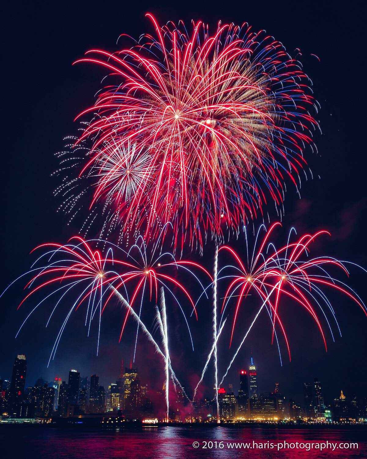 Canon EOS 550D (EOS Rebel T2i / EOS Kiss X4) + Canon EF 17-40mm F4L USM sample photo. Macy's 4th of july fireworks over the hudson river ... photography