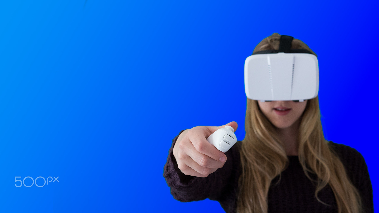 Panasonic Lumix DMC-GH4 + Panasonic Leica DG Summilux 25mm F1.4 II ASPH sample photo. Woman using vr headset photography