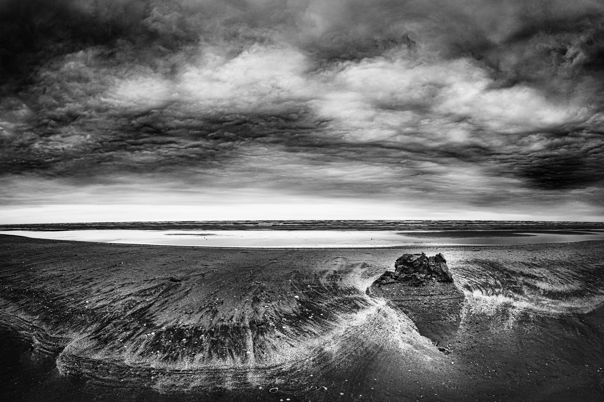Olympus OM-D E-M1 + OLYMPUS M.8mm F1.8 sample photo. Clash of the beach and sky photography