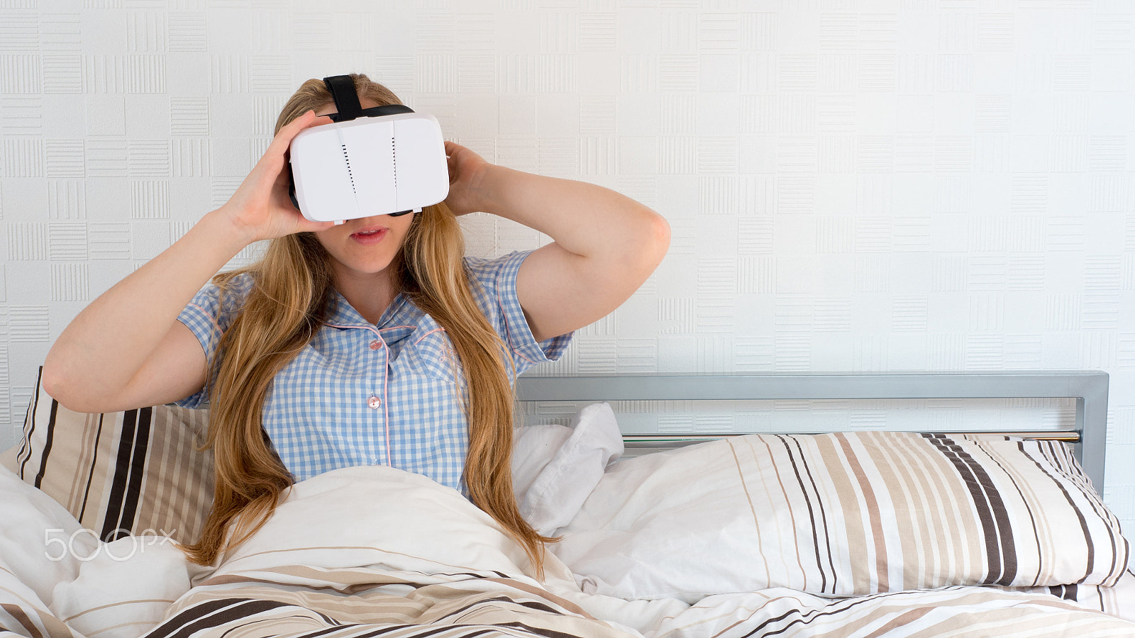 Panasonic Lumix DMC-GH4 + Panasonic Leica DG Summilux 25mm F1.4 II ASPH sample photo. Beautiful woman using vr headset in bed photography