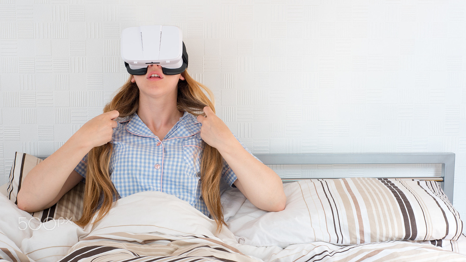 Panasonic Lumix DMC-GH4 + Panasonic Leica DG Summilux 25mm F1.4 II ASPH sample photo. Beautiful woman using vr headset in bed photography