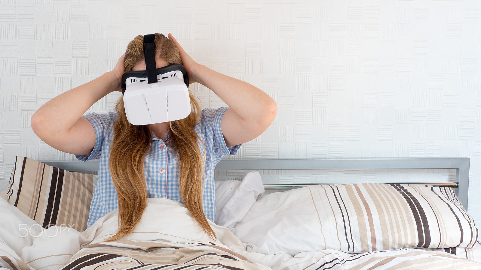 Panasonic Lumix DMC-GH4 + Panasonic Leica DG Summilux 25mm F1.4 II ASPH sample photo. Beautiful woman using vr headset in bed photography