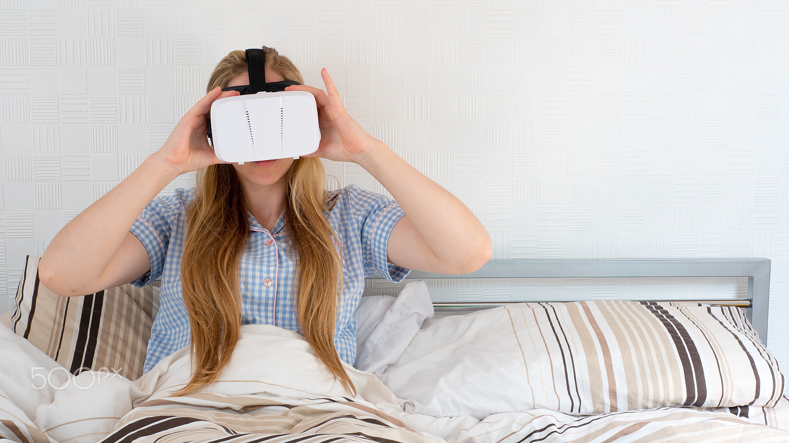 Panasonic Lumix DMC-GH4 + Panasonic Leica DG Summilux 25mm F1.4 II ASPH sample photo. Beautiful woman using vr headset in bed photography
