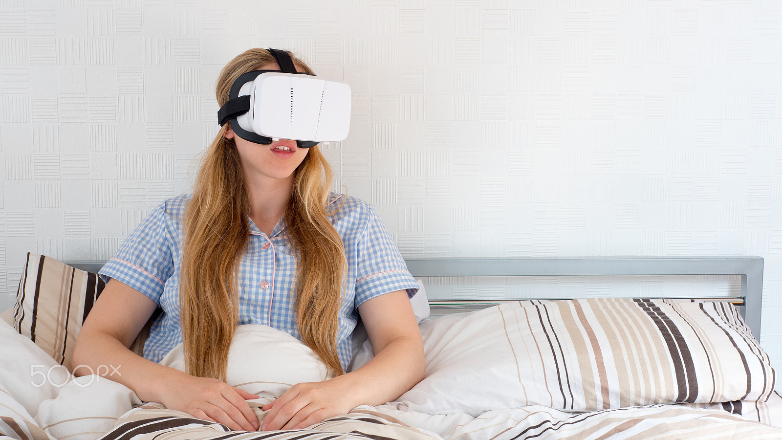 Panasonic Lumix DMC-GH4 + Panasonic Leica DG Summilux 25mm F1.4 II ASPH sample photo. Beautiful woman using vr headset in bed photography