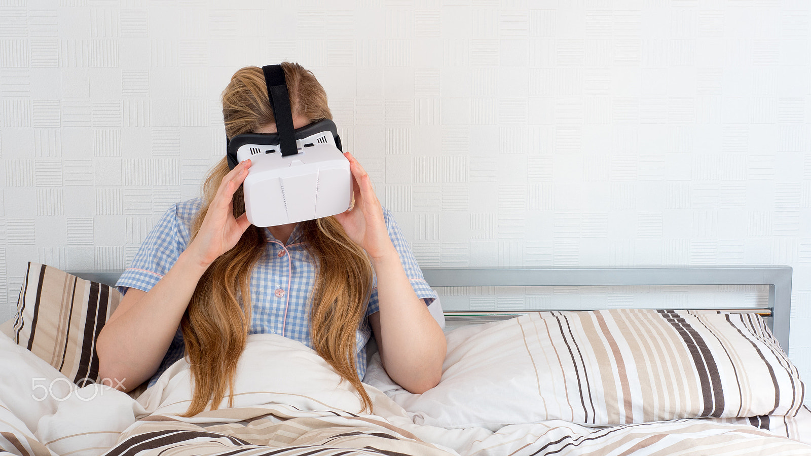 Panasonic Lumix DMC-GH4 + Panasonic Leica DG Summilux 25mm F1.4 II ASPH sample photo. Beautiful woman using vr headset in bed photography