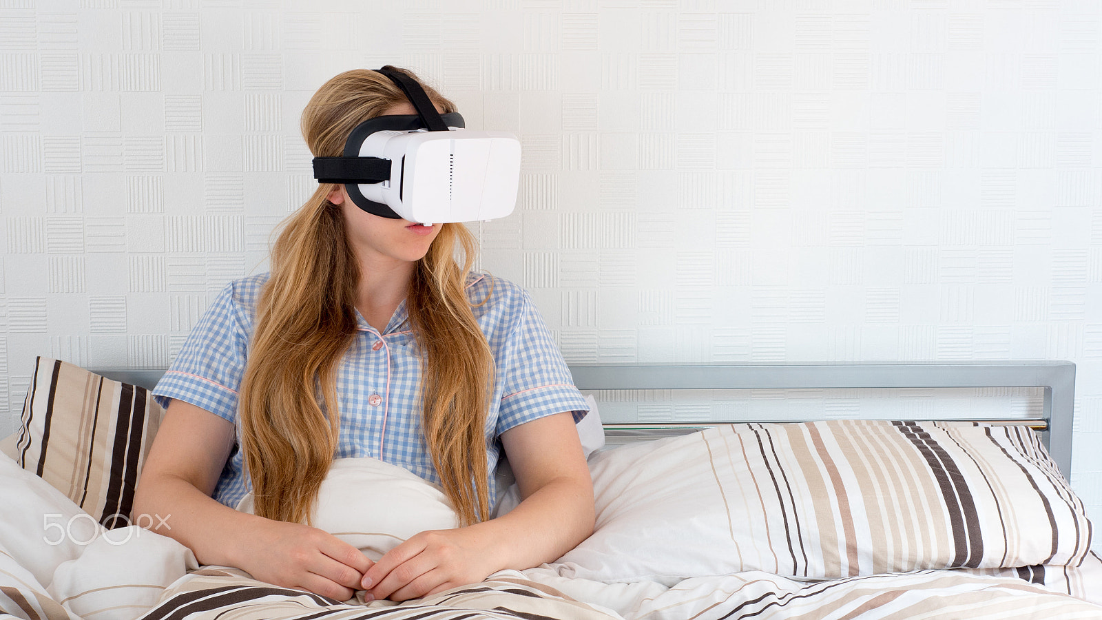 Panasonic Lumix DMC-GH4 + Panasonic Leica DG Summilux 25mm F1.4 II ASPH sample photo. Beautiful woman using vr headset in bed photography