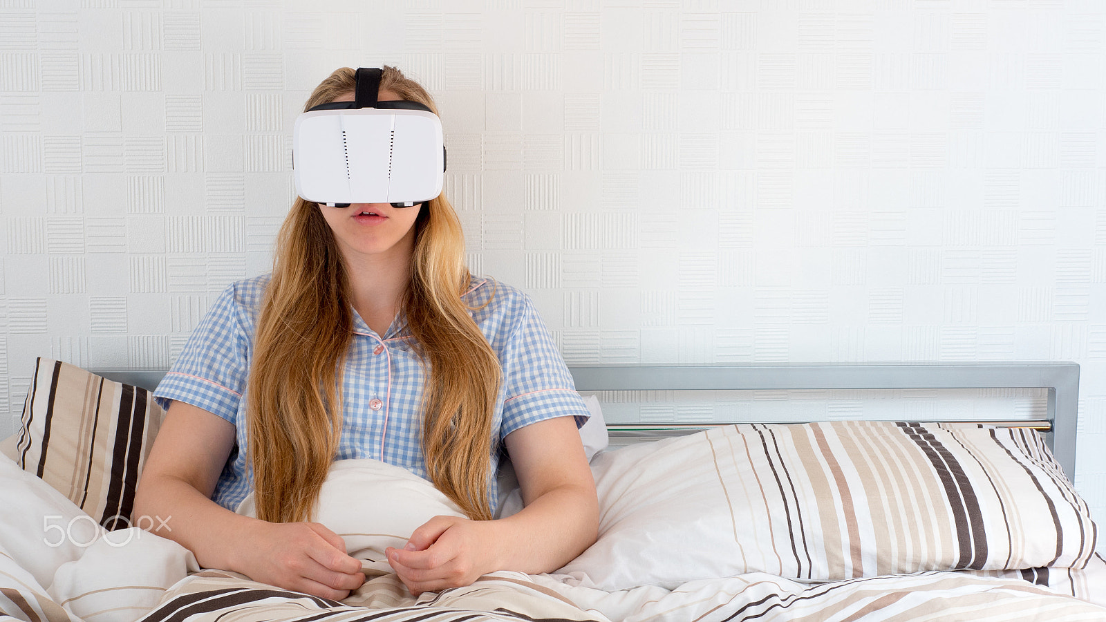 Panasonic Lumix DMC-GH4 + Panasonic Leica DG Summilux 25mm F1.4 II ASPH sample photo. Beautiful woman using vr headset in bed photography