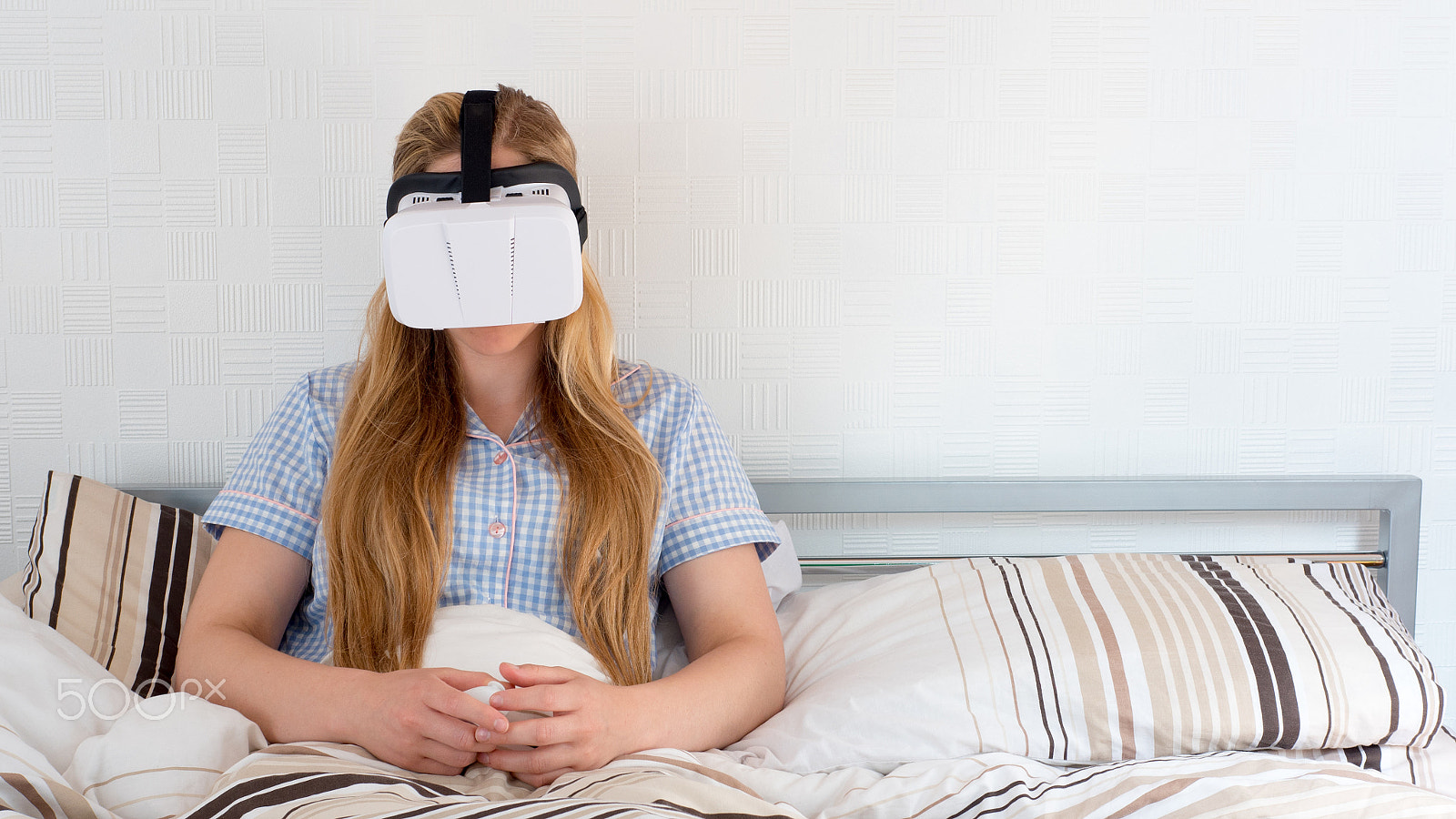 Panasonic Lumix DMC-GH4 + Panasonic Leica DG Summilux 25mm F1.4 II ASPH sample photo. Beautiful woman using vr headset in bed photography