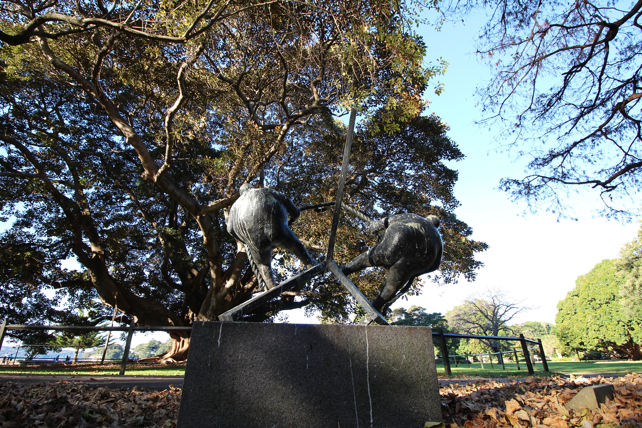 Canon EOS 650D (EOS Rebel T4i / EOS Kiss X6i) + Canon EF-S 10-18mm F4.5–5.6 IS STM sample photo. Two fat men statue photography