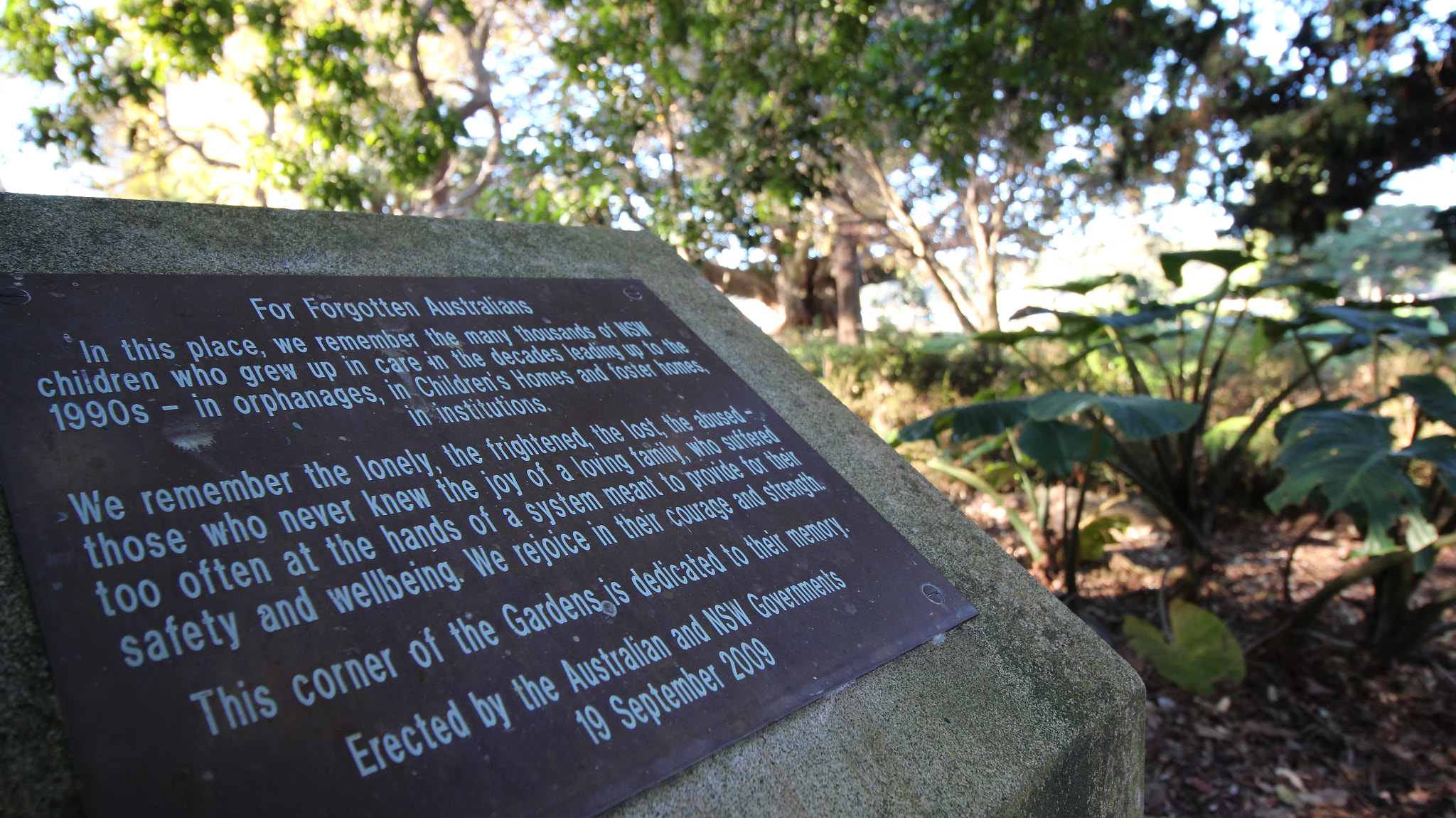 Canon EF-S 10-18mm F4.5–5.6 IS STM sample photo. Memorial stone in the park photography