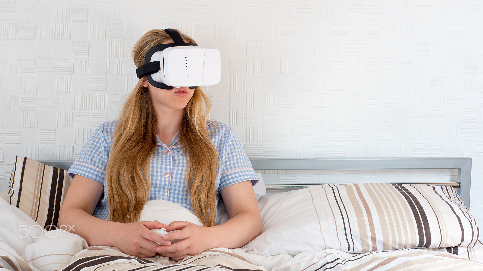 Panasonic Lumix DMC-GH4 + Panasonic Leica DG Summilux 25mm F1.4 II ASPH sample photo. Beautiful woman using vr headset in bed photography