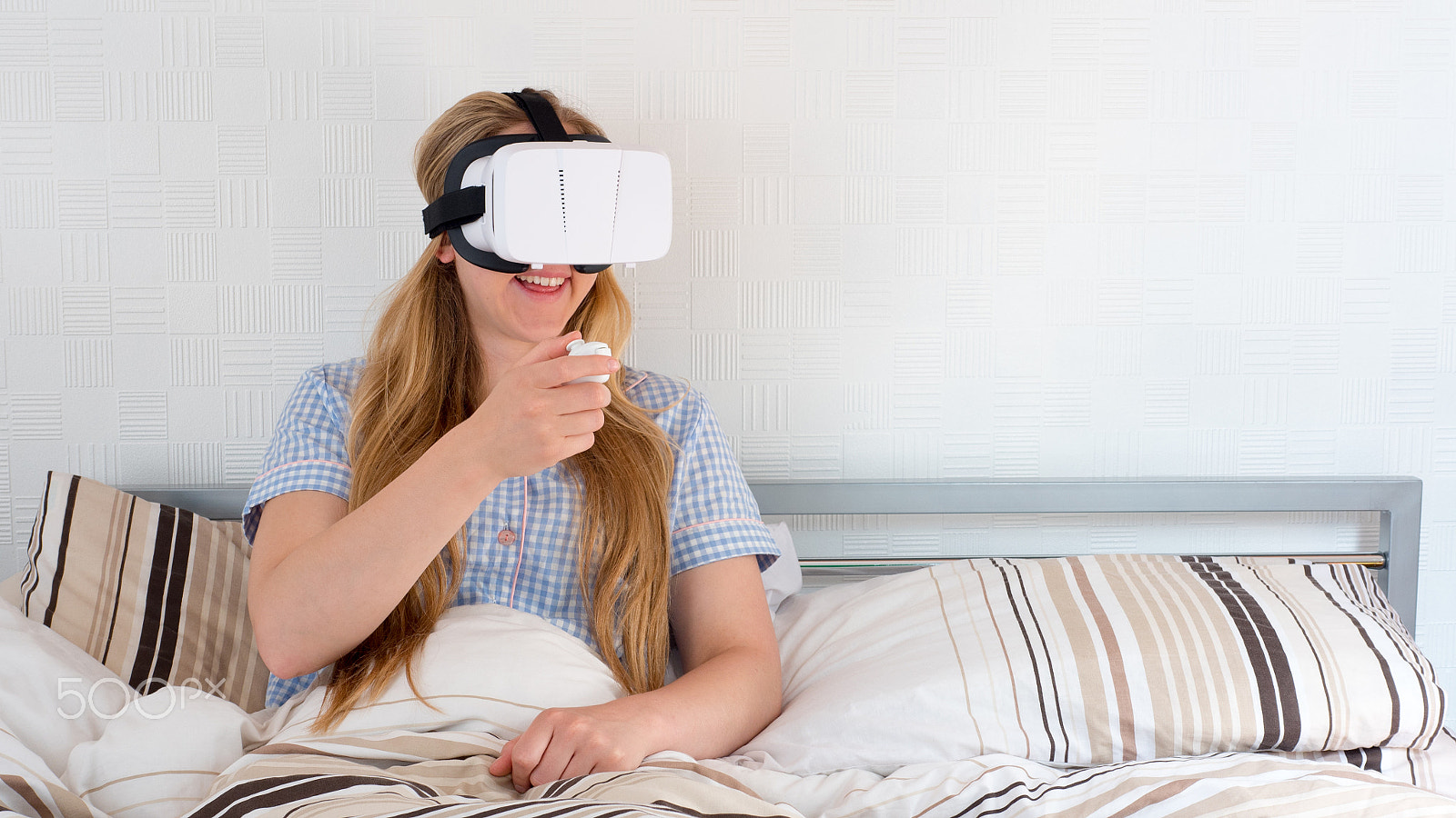 Panasonic Lumix DMC-GH4 + Panasonic Leica DG Summilux 25mm F1.4 II ASPH sample photo. Beautiful woman using vr headset in bed photography