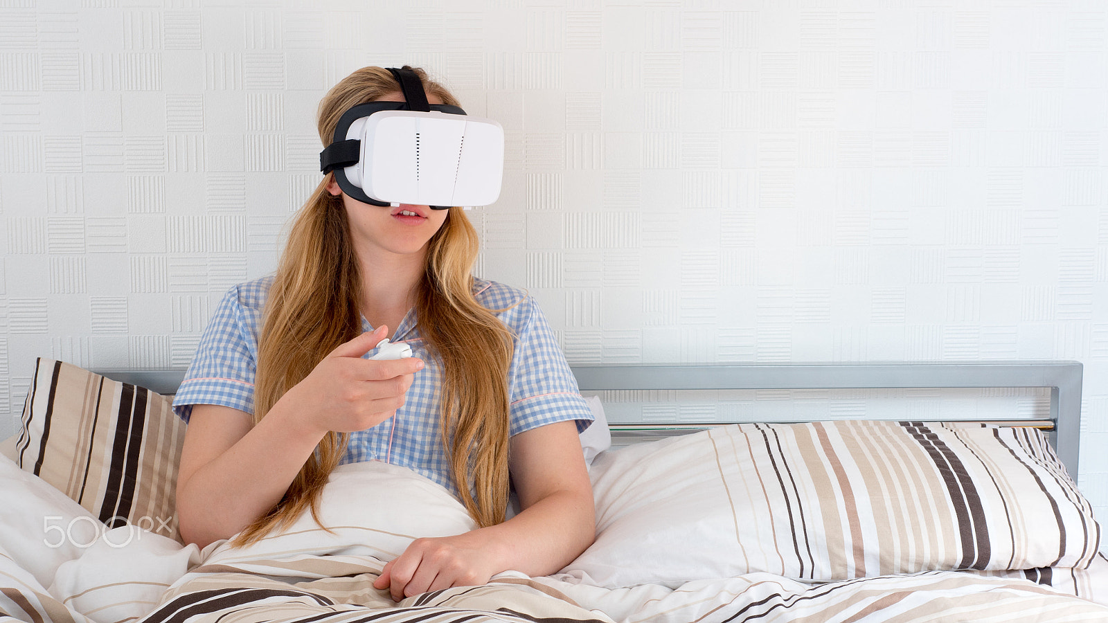 Panasonic Lumix DMC-GH4 + Panasonic Leica DG Summilux 25mm F1.4 II ASPH sample photo. Beautiful woman using vr headset in bed photography