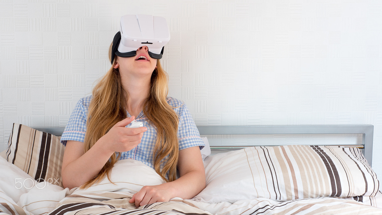 Panasonic Lumix DMC-GH4 + Panasonic Leica DG Summilux 25mm F1.4 II ASPH sample photo. Beautiful woman using vr headset in bed photography