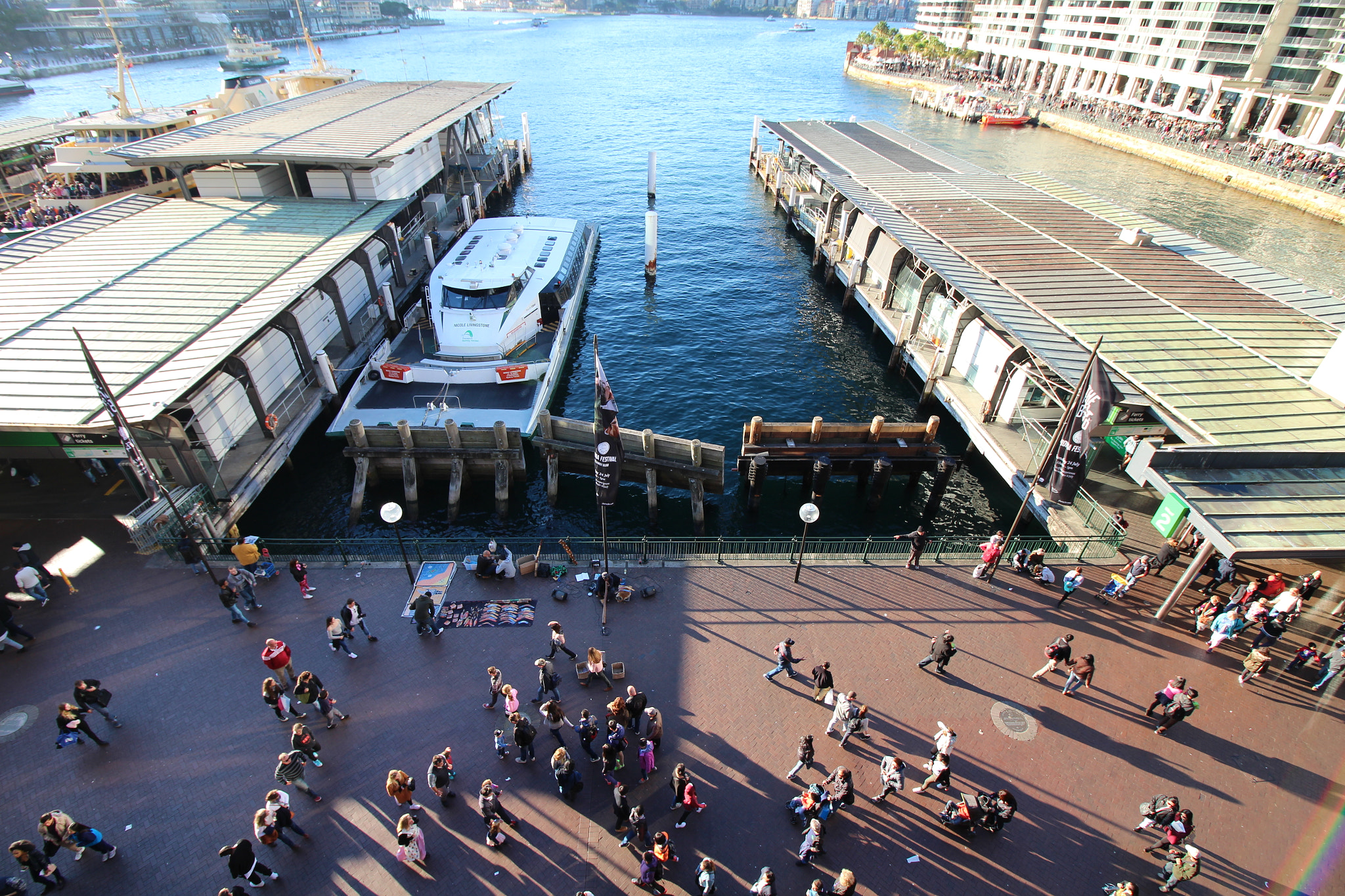 Canon EOS 650D (EOS Rebel T4i / EOS Kiss X6i) + Canon EF-S 10-18mm F4.5–5.6 IS STM sample photo. Walking through the quay photography