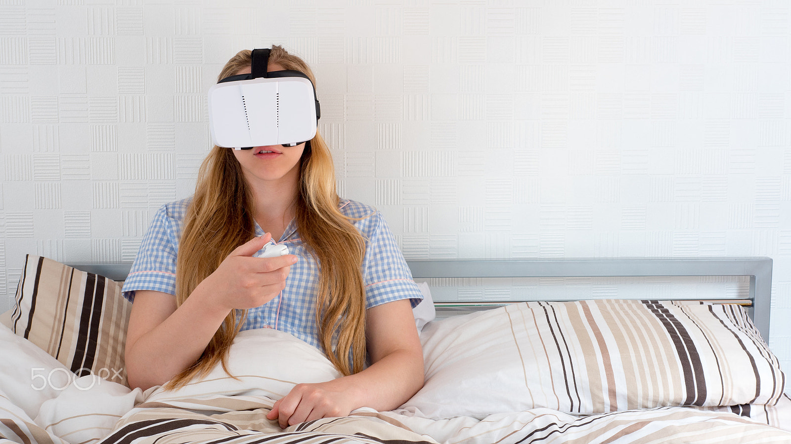 Panasonic Lumix DMC-GH4 + Panasonic Leica DG Summilux 25mm F1.4 II ASPH sample photo. Beautiful woman using vr headset in bed photography