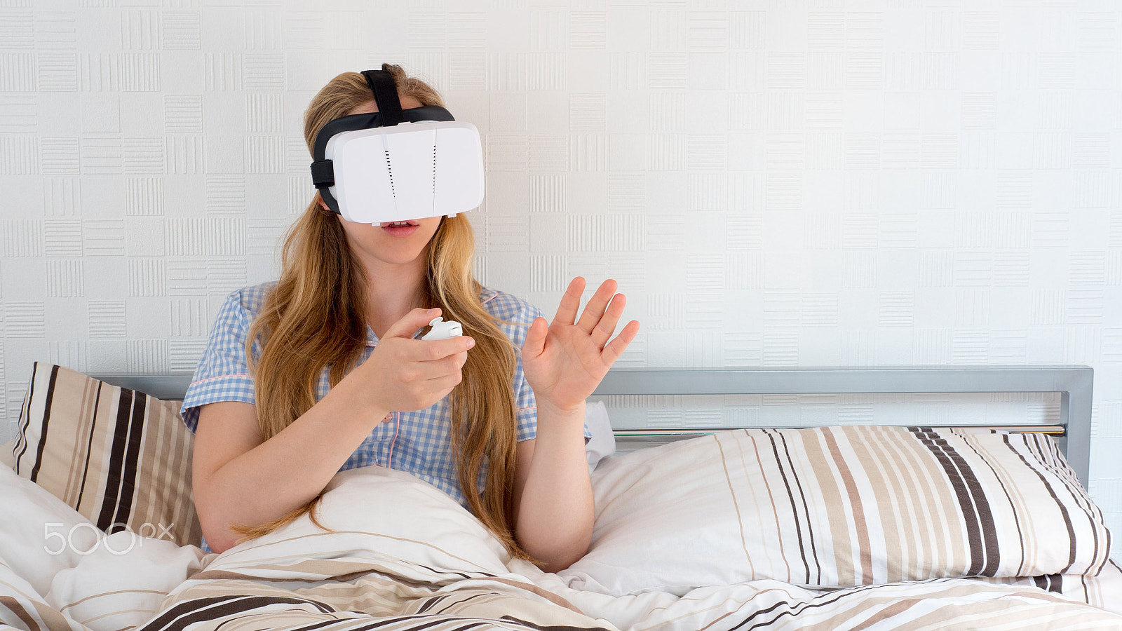 Panasonic Lumix DMC-GH4 + Panasonic Leica DG Summilux 25mm F1.4 II ASPH sample photo. Beautiful woman using vr headset in bed photography
