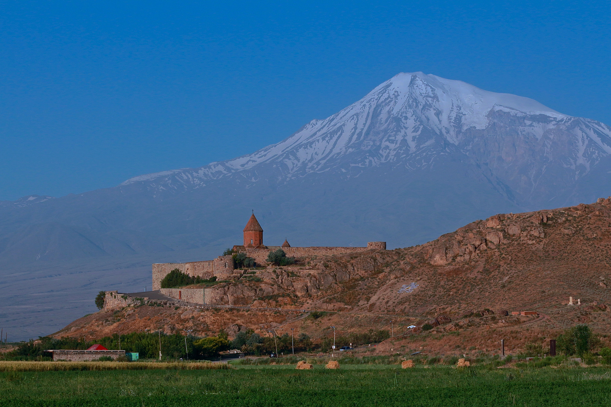 Canon EOS 650D (EOS Rebel T4i / EOS Kiss X6i) + Canon EF 70-200mm F4L USM sample photo. Mount ararat photography