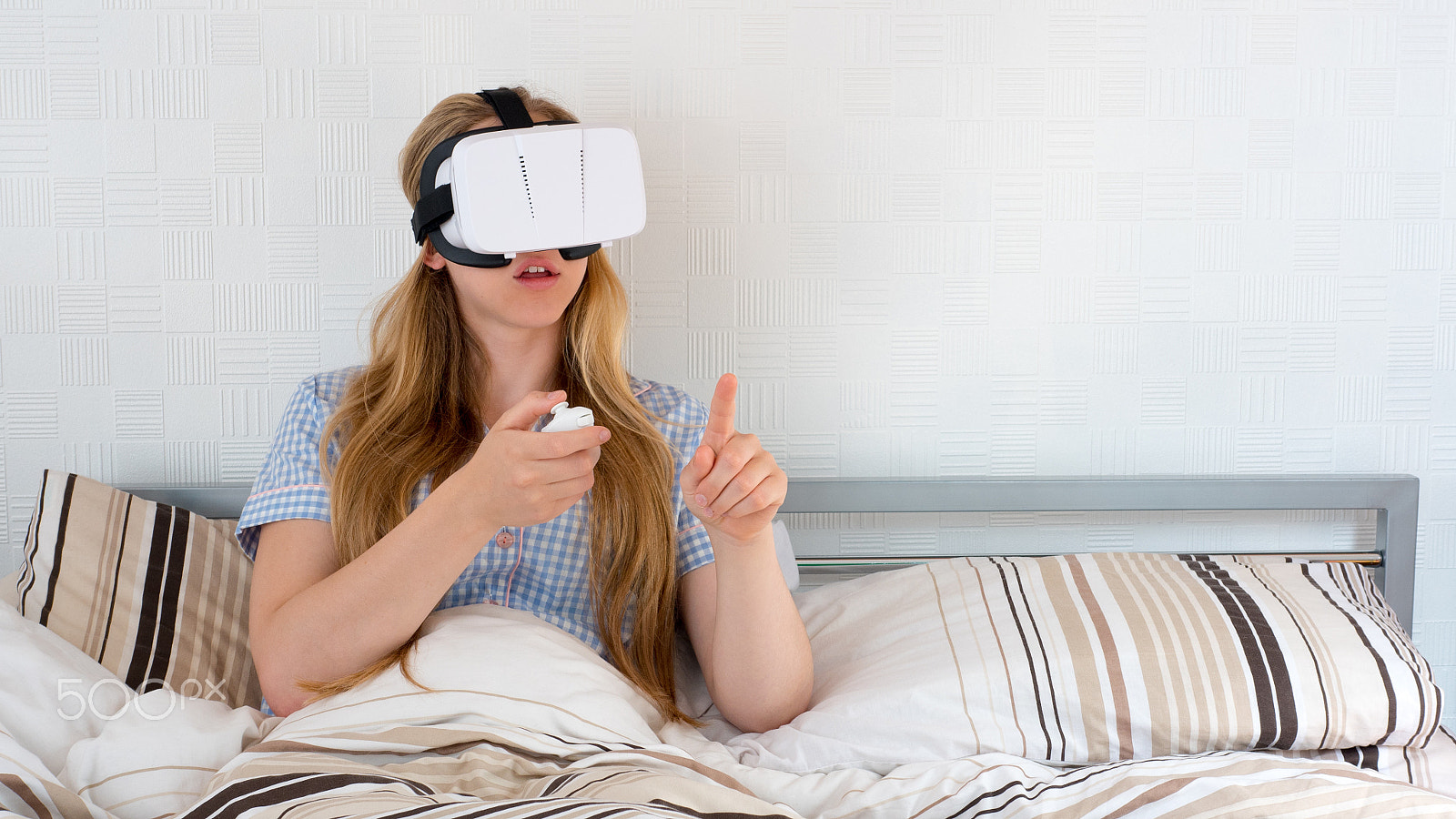 Panasonic Lumix DMC-GH4 + Panasonic Leica DG Summilux 25mm F1.4 II ASPH sample photo. Beautiful woman using vr headset in bed photography