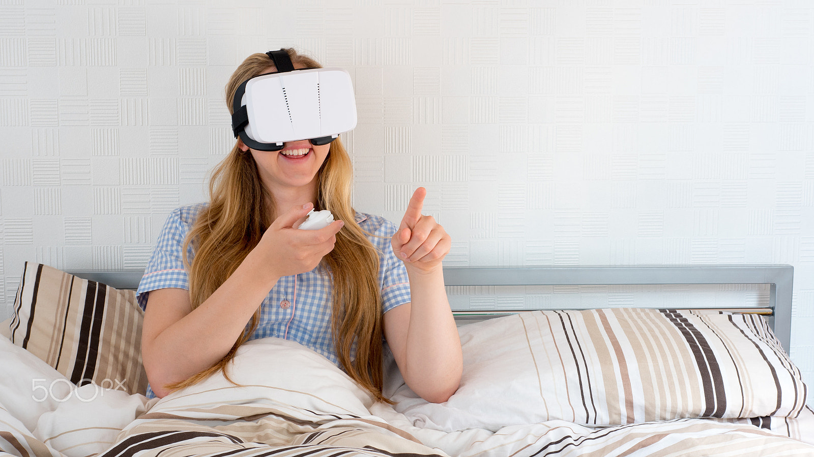 Panasonic Lumix DMC-GH4 + Panasonic Leica DG Summilux 25mm F1.4 II ASPH sample photo. Beautiful woman using vr headset in bed photography