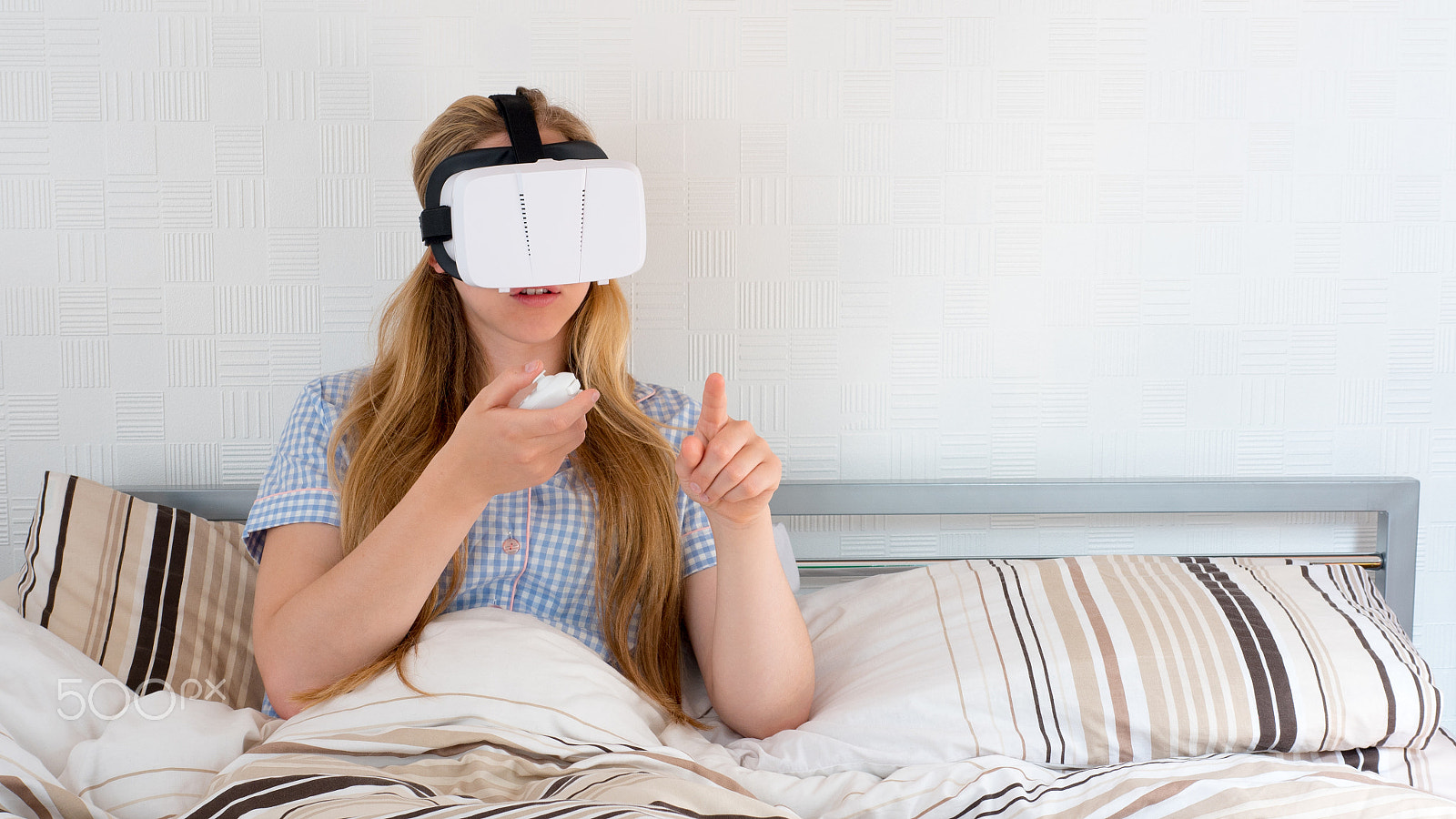 Panasonic Lumix DMC-GH4 + Panasonic Leica DG Summilux 25mm F1.4 II ASPH sample photo. Beautiful woman using vr headset in bed photography