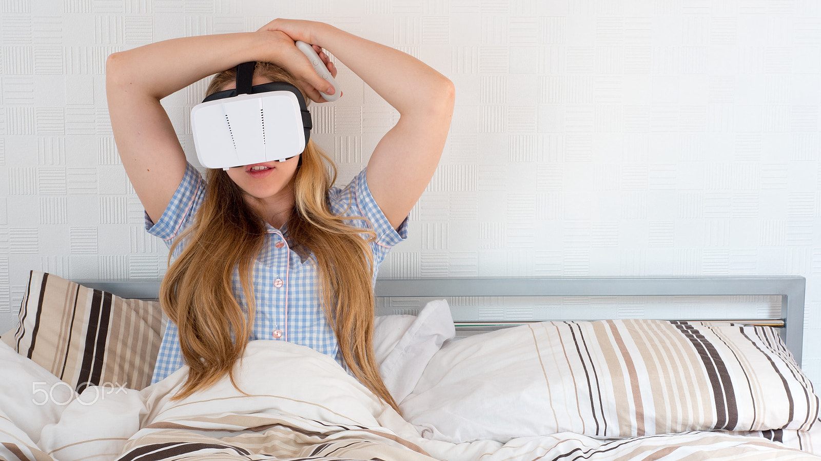Panasonic Lumix DMC-GH4 + Panasonic Leica DG Summilux 25mm F1.4 II ASPH sample photo. Beautiful woman using vr headset in bed photography