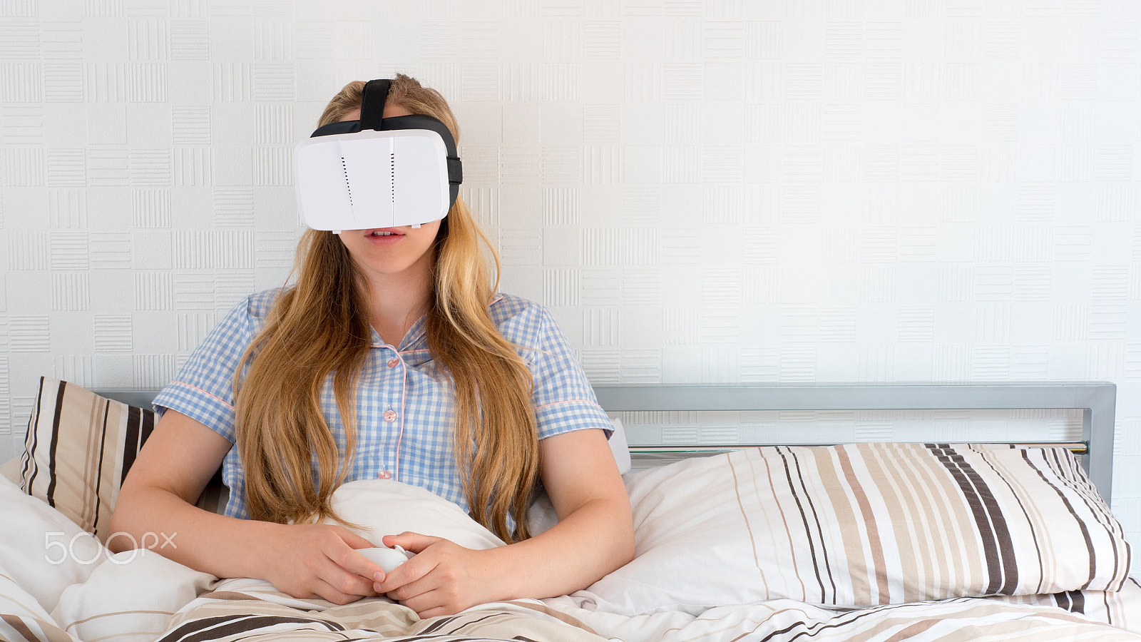 Panasonic Lumix DMC-GH4 + Panasonic Leica DG Summilux 25mm F1.4 II ASPH sample photo. Beautiful woman using vr headset in bed photography