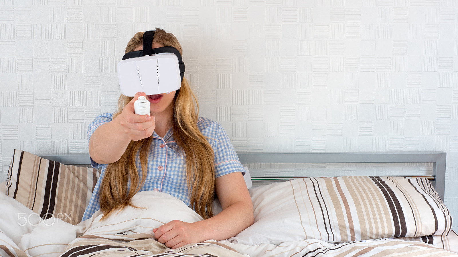 Panasonic Lumix DMC-GH4 + Panasonic Leica DG Summilux 25mm F1.4 II ASPH sample photo. Beautiful woman using vr headset in bed photography