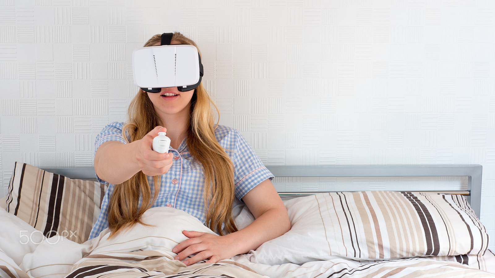 Panasonic Lumix DMC-GH4 + Panasonic Leica DG Summilux 25mm F1.4 II ASPH sample photo. Beautiful woman using vr headset in bed photography