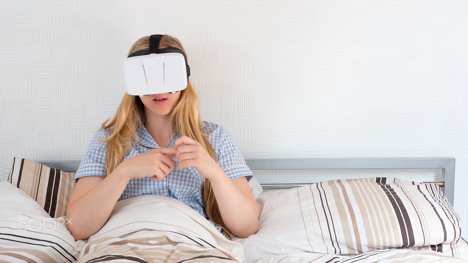 Panasonic Lumix DMC-GH4 + Panasonic Leica DG Summilux 25mm F1.4 II ASPH sample photo. Beautiful woman using vr headset in bed photography