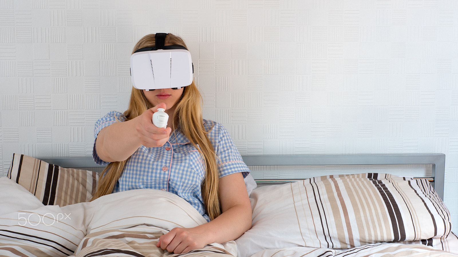 Panasonic Lumix DMC-GH4 + Panasonic Leica DG Summilux 25mm F1.4 II ASPH sample photo. Beautiful woman using vr headset in bed photography