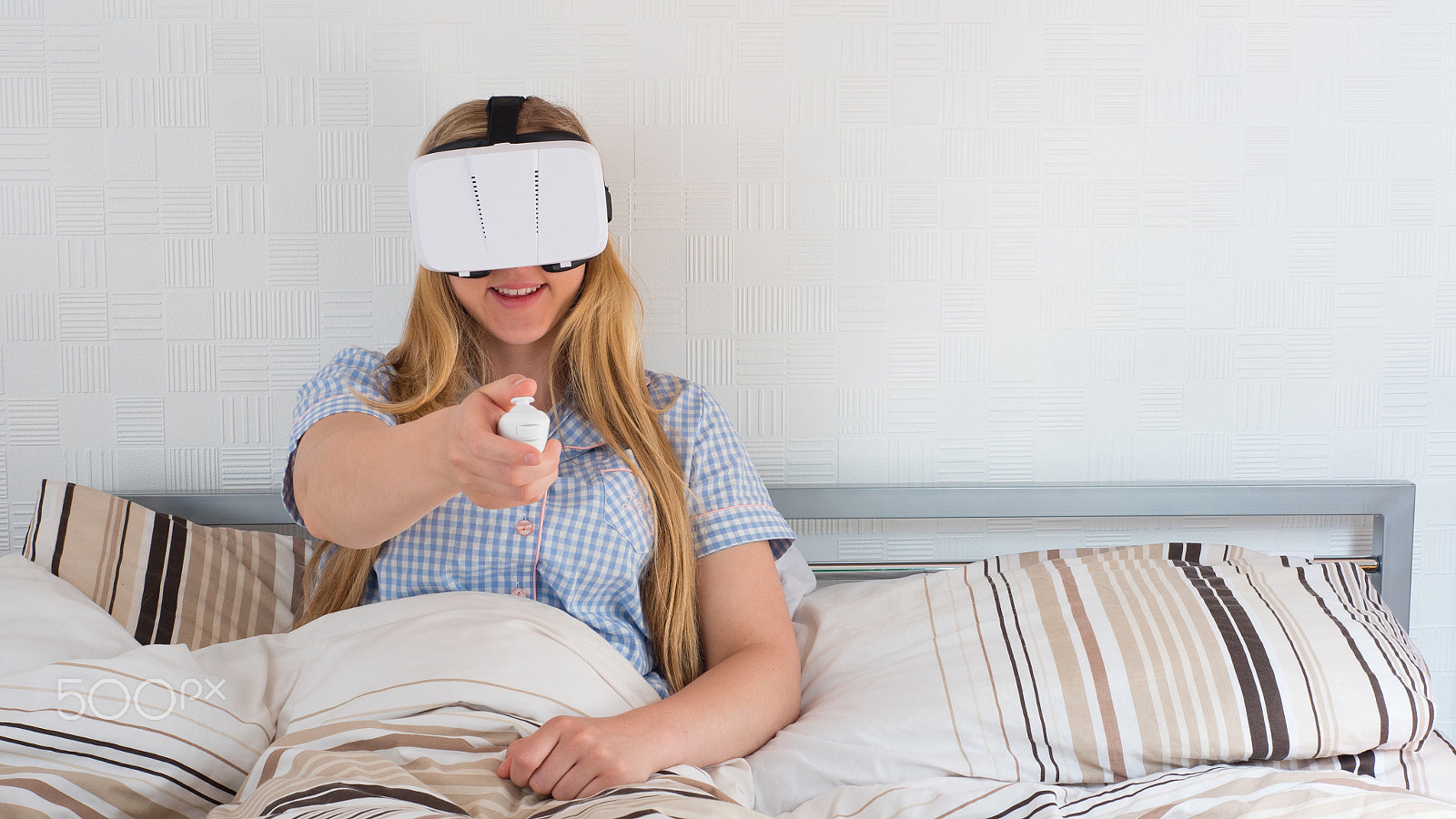 Panasonic Lumix DMC-GH4 + Panasonic Leica DG Summilux 25mm F1.4 II ASPH sample photo. Beautiful woman using vr headset in bed photography