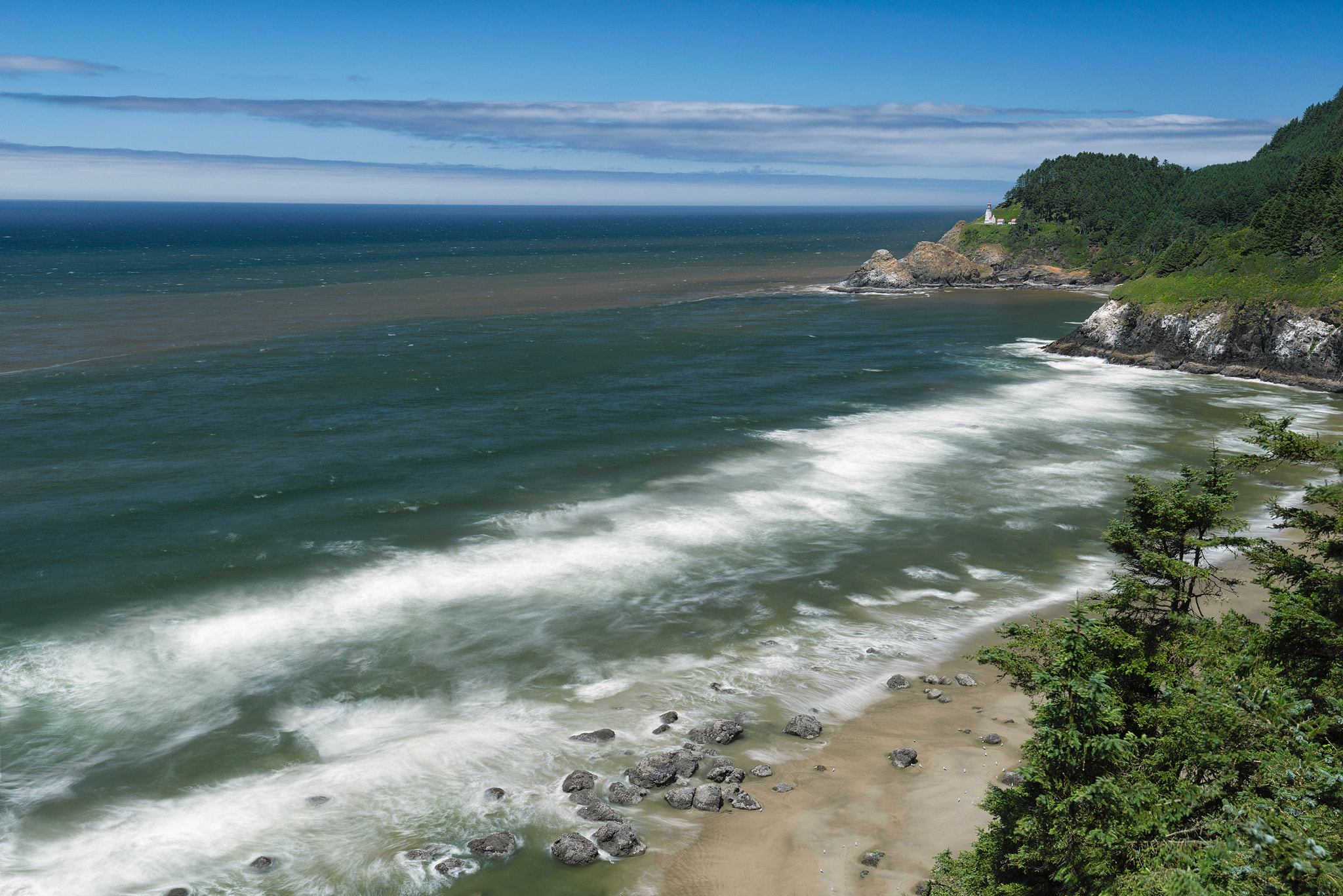 16-35mm F4 OSS sample photo. Haceta head lighthouse photography