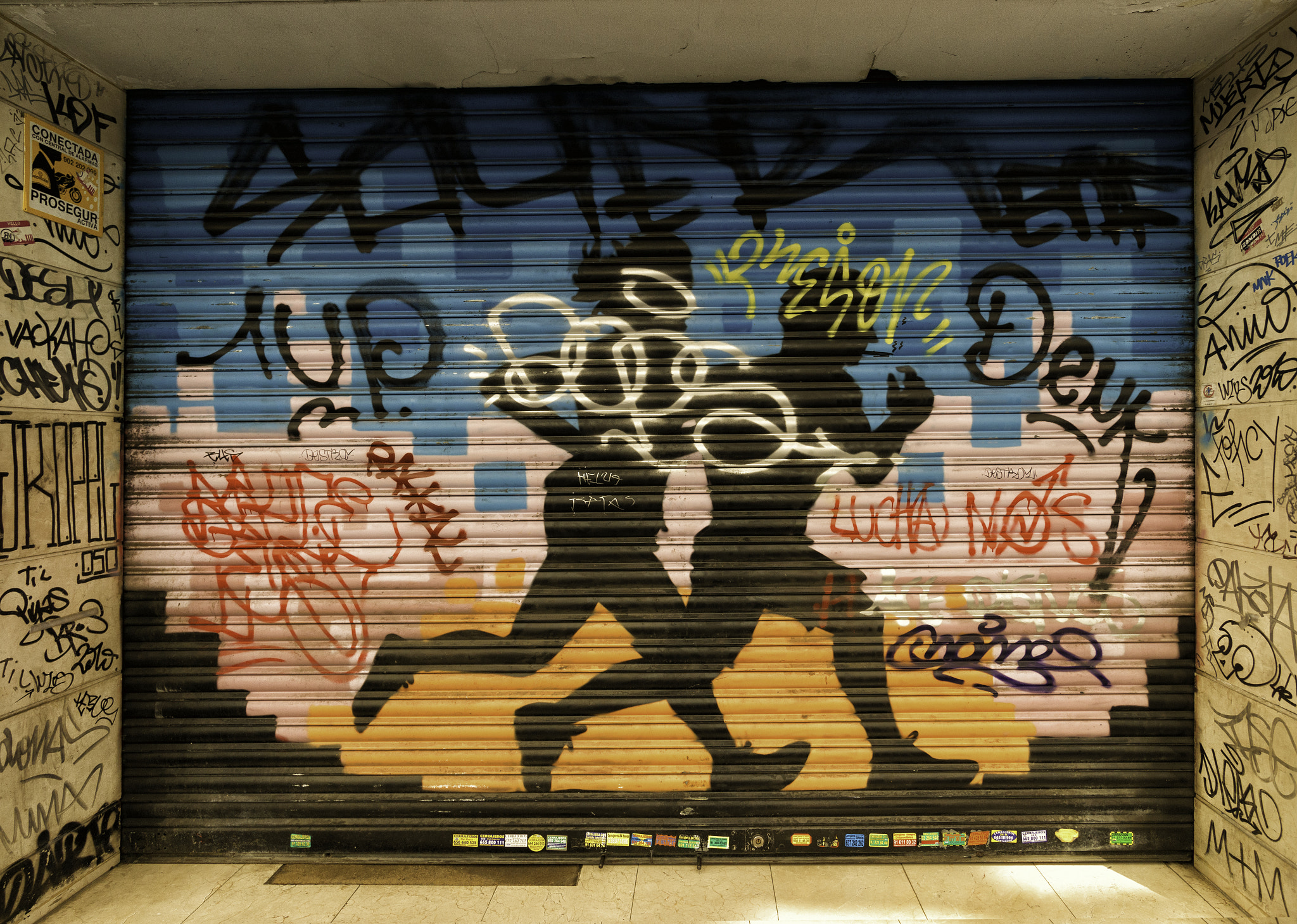 Sony Alpha DSLR-A850 + Minolta AF 17-35mm F2.8-4 (D) sample photo. Runner graffiti photography