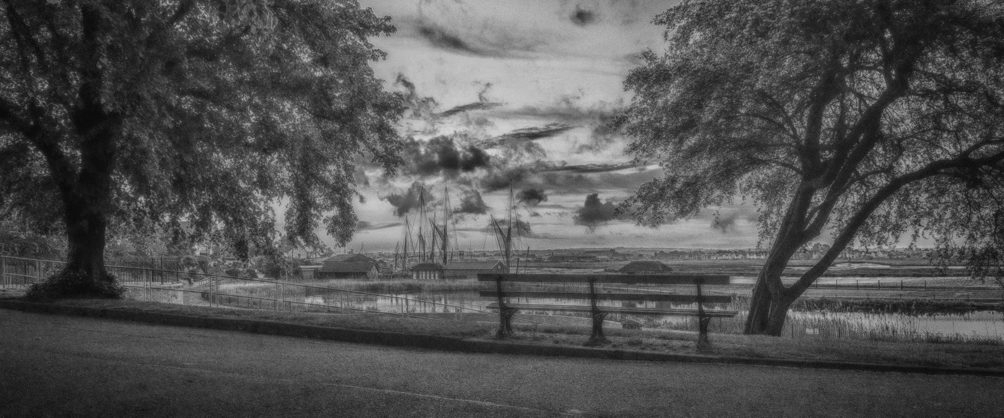 Sony Alpha DSLR-A700 sample photo. Maldon evening - b&w photography