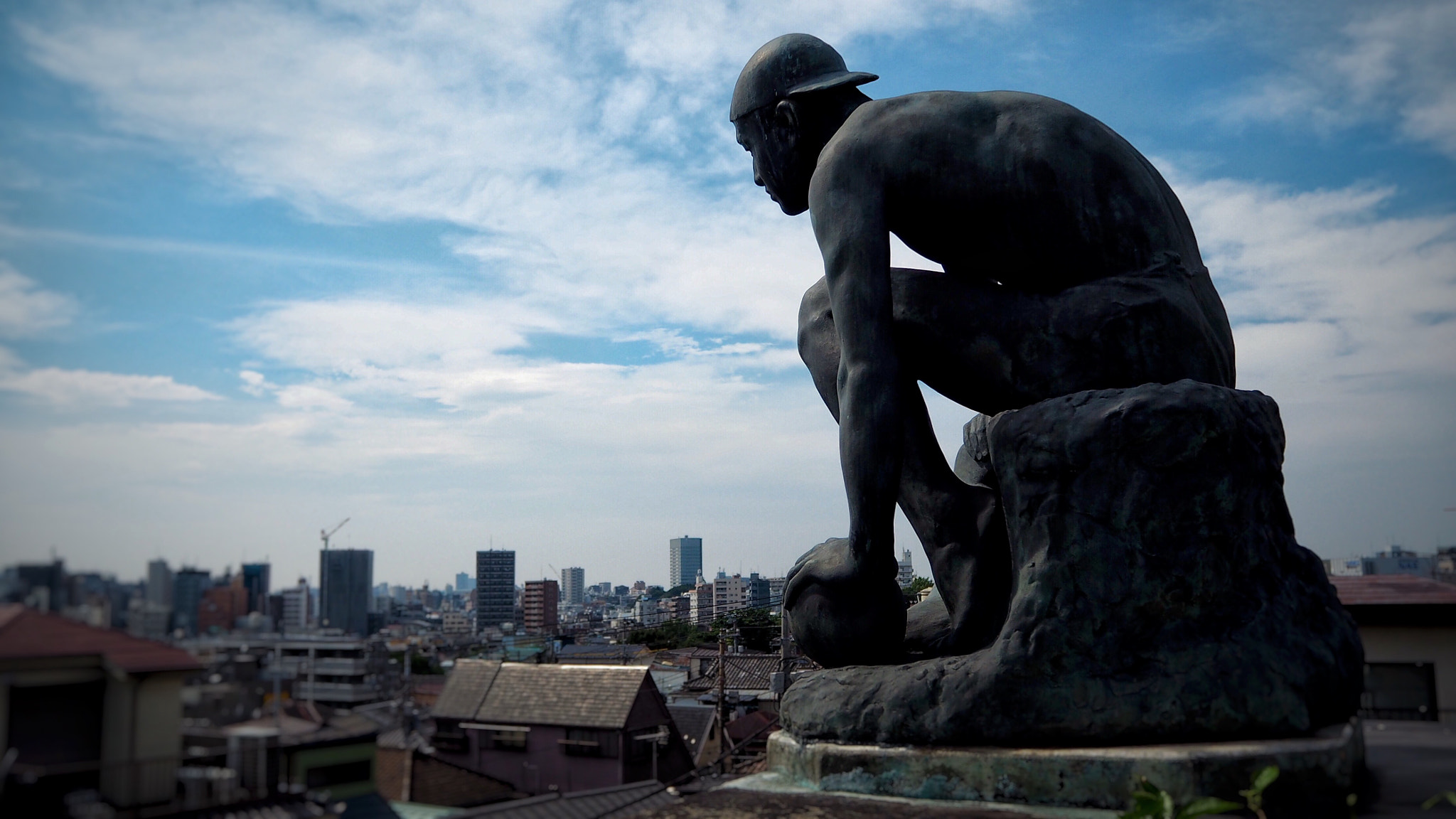 Olympus M.Zuiko Digital ED 14-42mm F3.5-5.6 EZ sample photo. A statue which overlooks the town photography