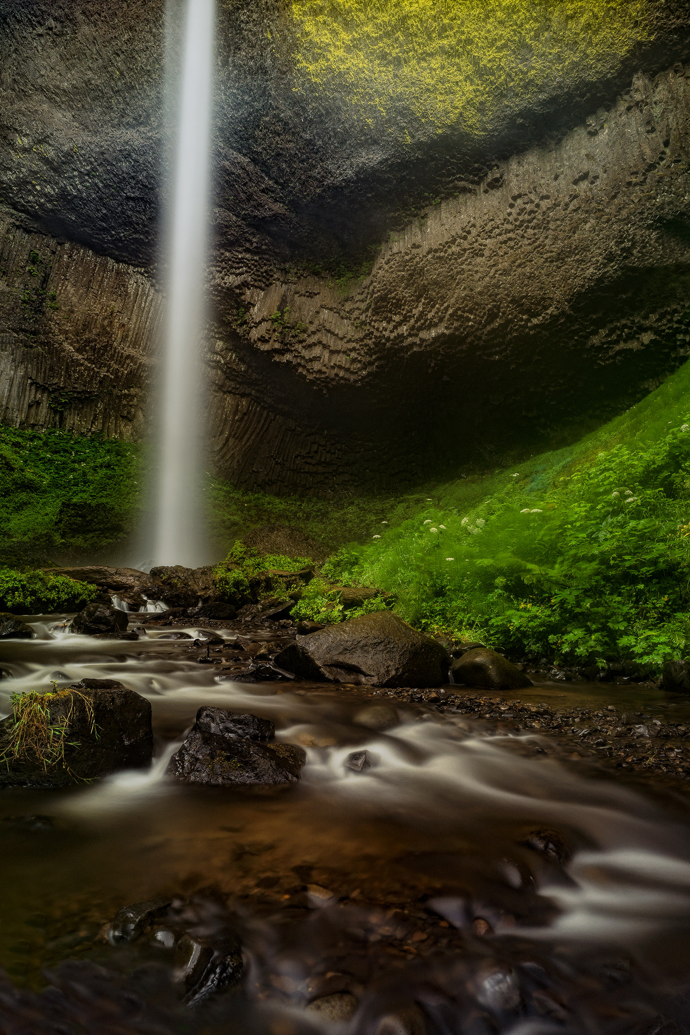 Sony a7 II + ZEISS Batis 25mm F2 sample photo. Latourell falls photography