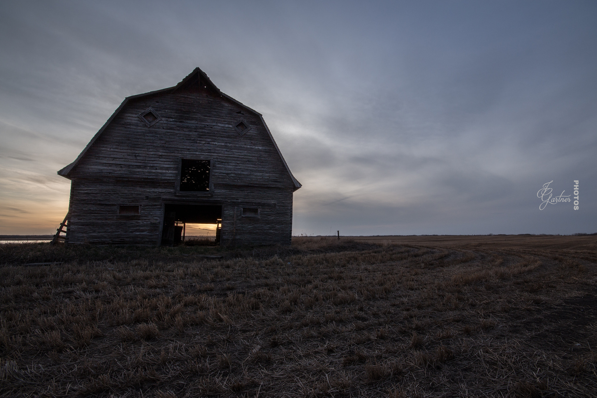 Canon EOS 650D (EOS Rebel T4i / EOS Kiss X6i) + Sigma 10-20mm F4-5.6 EX DC HSM sample photo. Sunset barn photography