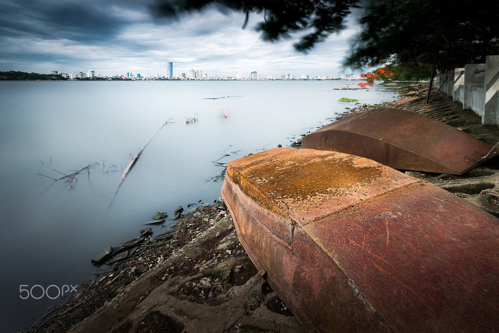 Sony Alpha NEX-6 + Sony E 10-18mm F4 OSS sample photo. Rusty boat photography