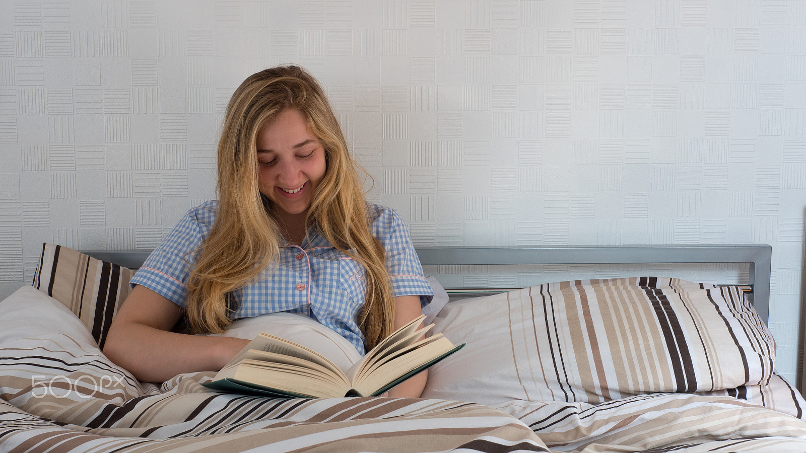 Panasonic Lumix DMC-GH4 + Panasonic Leica DG Summilux 25mm F1.4 II ASPH sample photo. Pretty girl reading book while lying in bed photography
