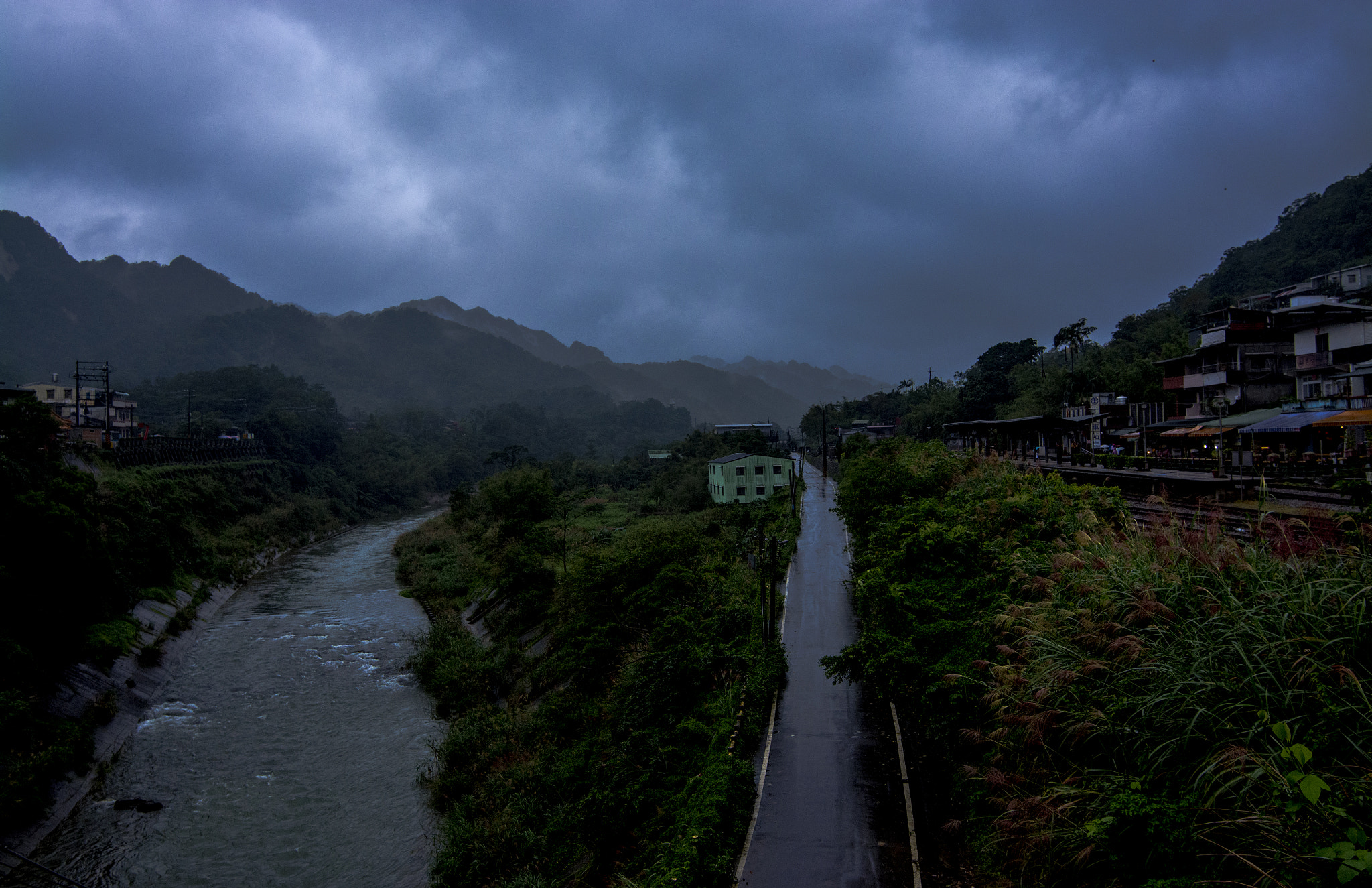 Nikon AF-S Nikkor 16-35mm F4G ED VR sample photo. Stormy morning photography