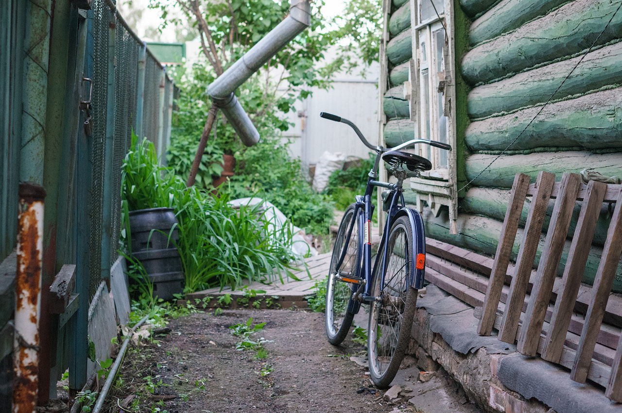 Sony Alpha NEX-5R + E 50mm F1.8 OSS sample photo. Old bicycle "desna" at the house in the village photography