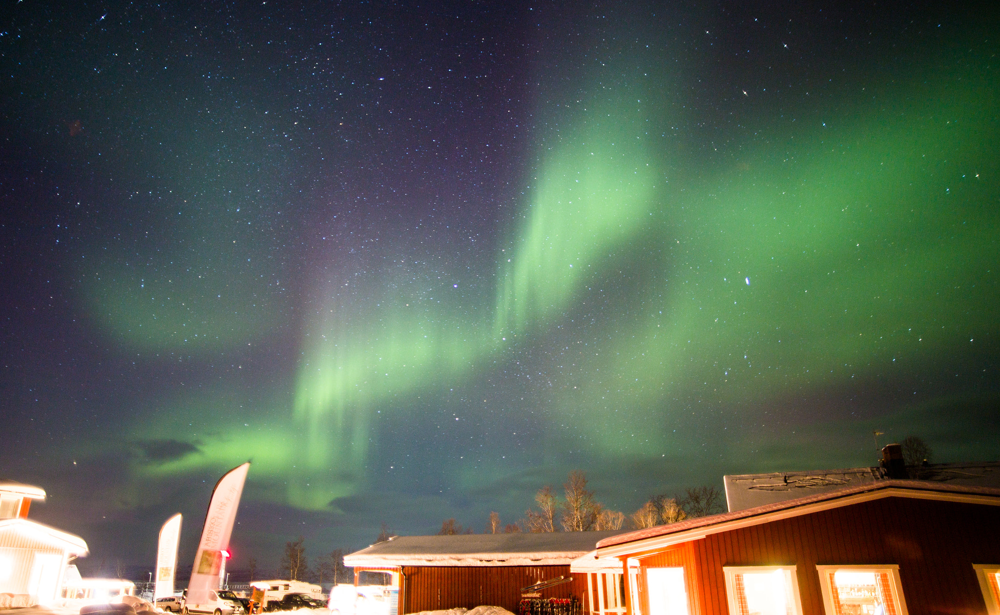 Canon EOS 6D + Sigma 20mm EX f/1.8 sample photo. Aurora over the lodge photography