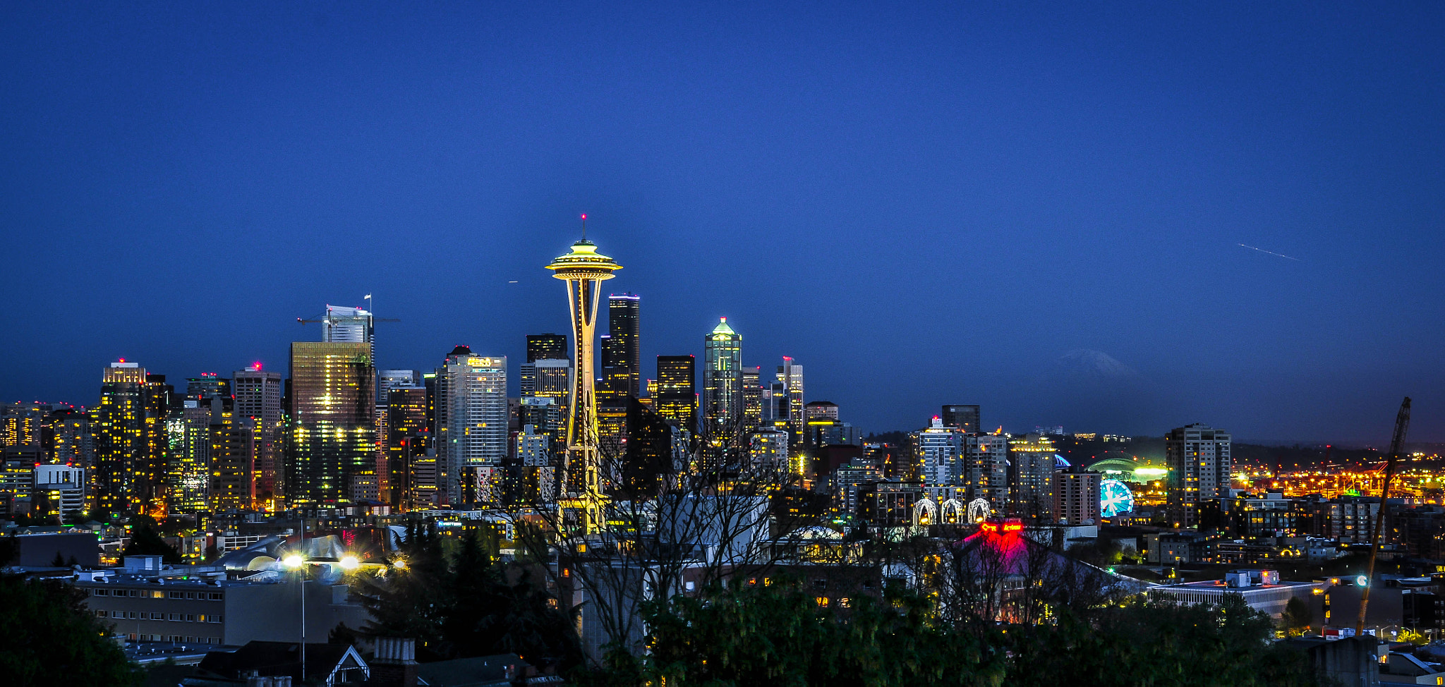 Nikon PC-E Nikkor 24mm F3.5D ED Tilt-Shift sample photo. Mt rainier in the backdrop of space needle. photography