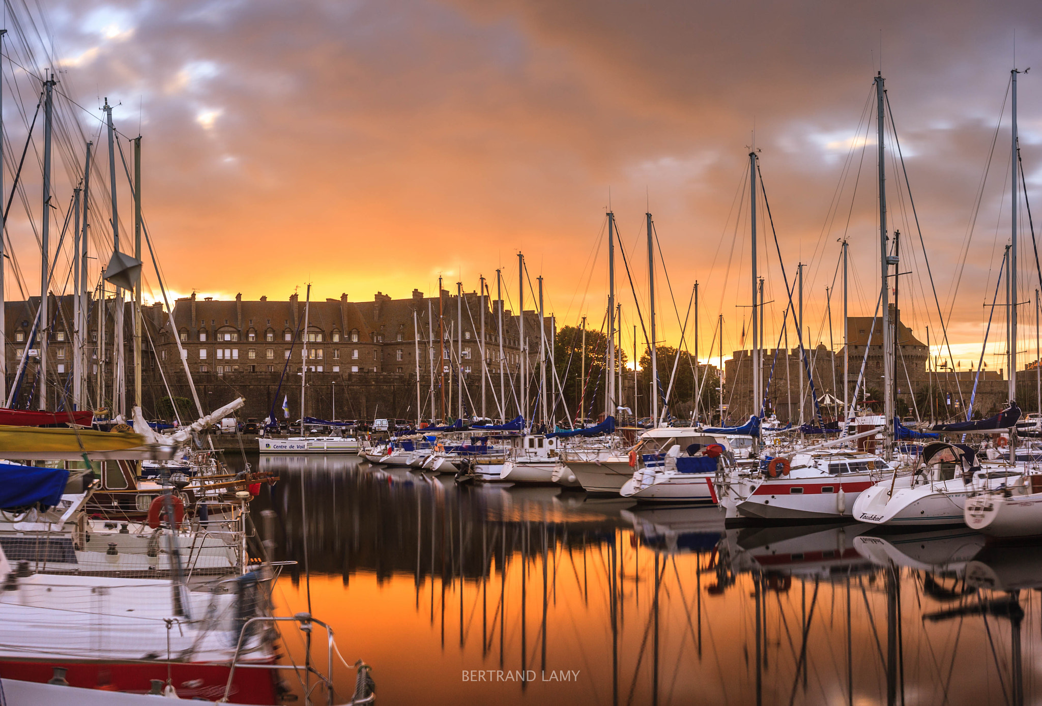 Canon EF-S 24mm F2.8 STM sample photo. Saint-malo, intra muros en feu photography